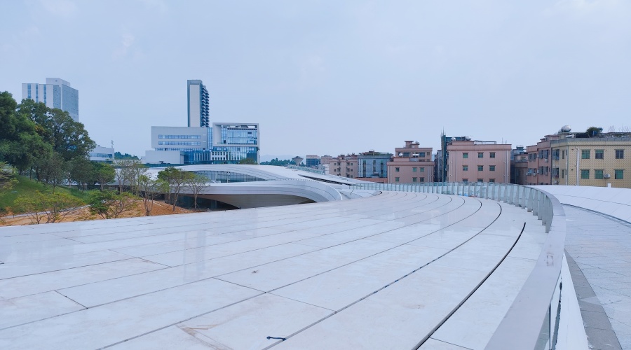 東莞大灣區大學GRC幕墻板火熱施工中 東莞大灣區大學GRC幕墻板火熱施工中